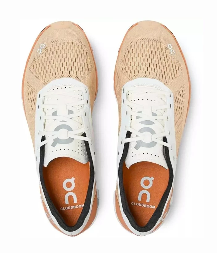 Dames hardloopschoenen On Cloudboom Savannah/White