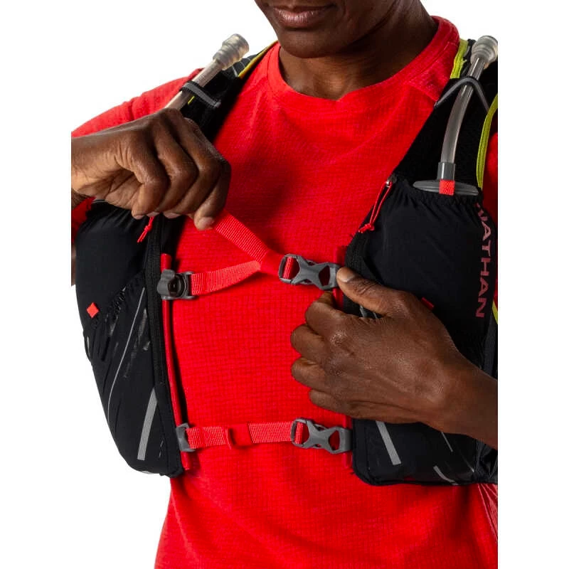Dames hardloopvest Nathan  Pinnacle Series Vapor 4 l W Black/Hibiscus