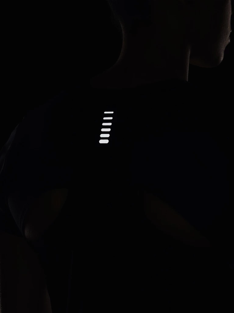 Dames T-shirt Under Armour  IsoChill Run Laser Tee-BLK
