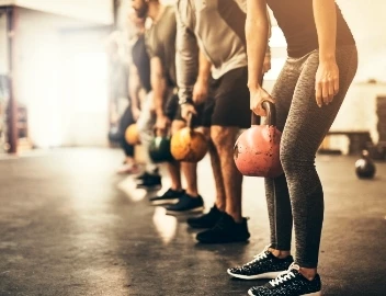 Halters, enkele armen, kettlebells