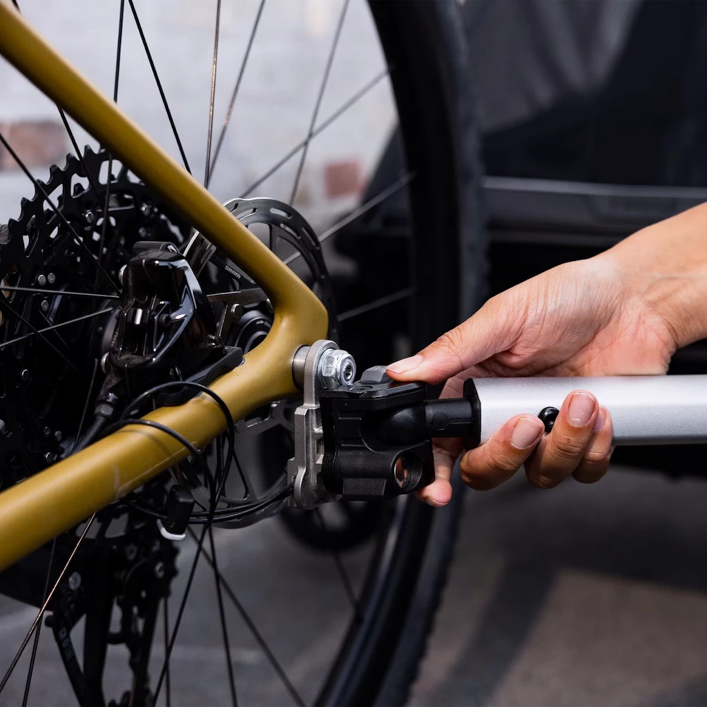 Scharnierafdekplaat met snelspanschroef Thule  Axle Mount ezHitch Plate with Quick Release Skewer