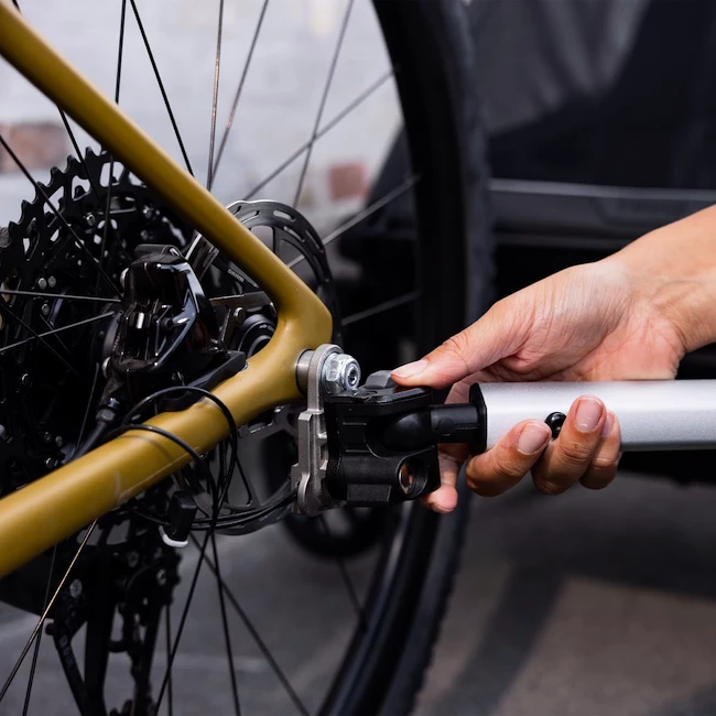 Scharnierafdekplaat met snelspanschroef Thule  Axle Mount ezHitch Plate with Quick Release Skewer