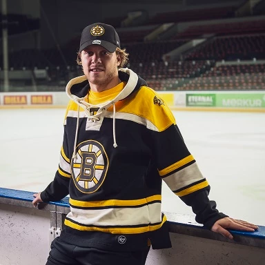 David Pastrňák in waaierkleding van Boston Bruins