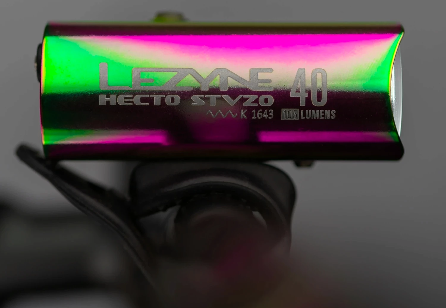 De Lezyne HECTO DRIVE STVZO 40-koplamp in het originele „Neo Metallic” -ontwerp is uitgerust met een krachtige LED die zorgt voor een lichtsterkte tot 40 lux (105 lumen) en een gebruiksduur van maximaal zeven uur.